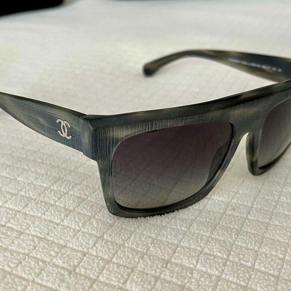 CHANEL CC Logo Sunglasses with quilted hard case - Picture 7 of 14